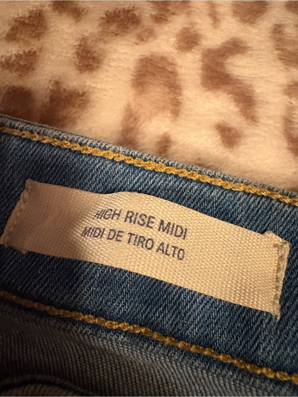 Universal Thread Light Blue Denim High-Rise Midi Cut Off Jean Shorts Size 10 - Picture 4 of 5